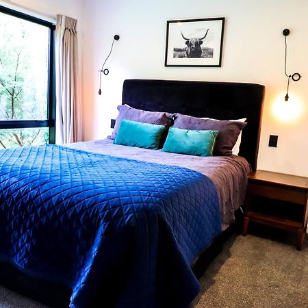Black Barn Modern: Luxe Martinborough Escape Bagian luar foto