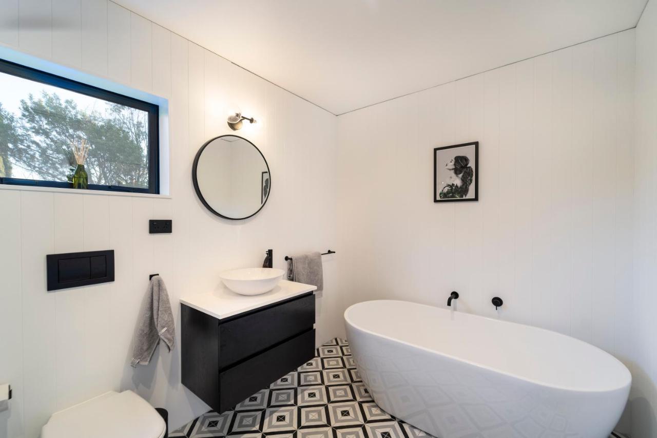 Black Barn Modern: Luxe Martinborough Escape Bagian luar foto