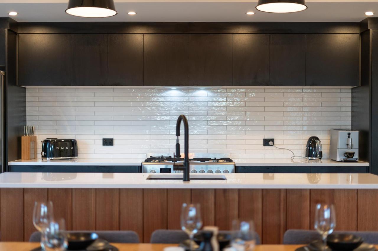 Black Barn Modern: Luxe Martinborough Escape Bagian luar foto